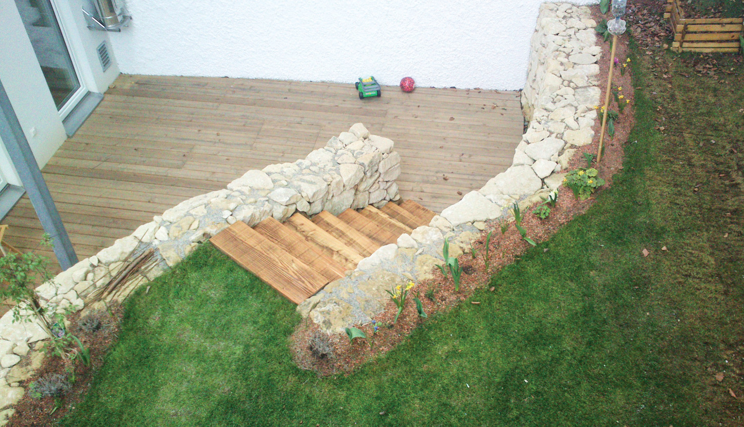 Gartenkonzept mit Terrasse und Trockensteinmauer-Einfassung